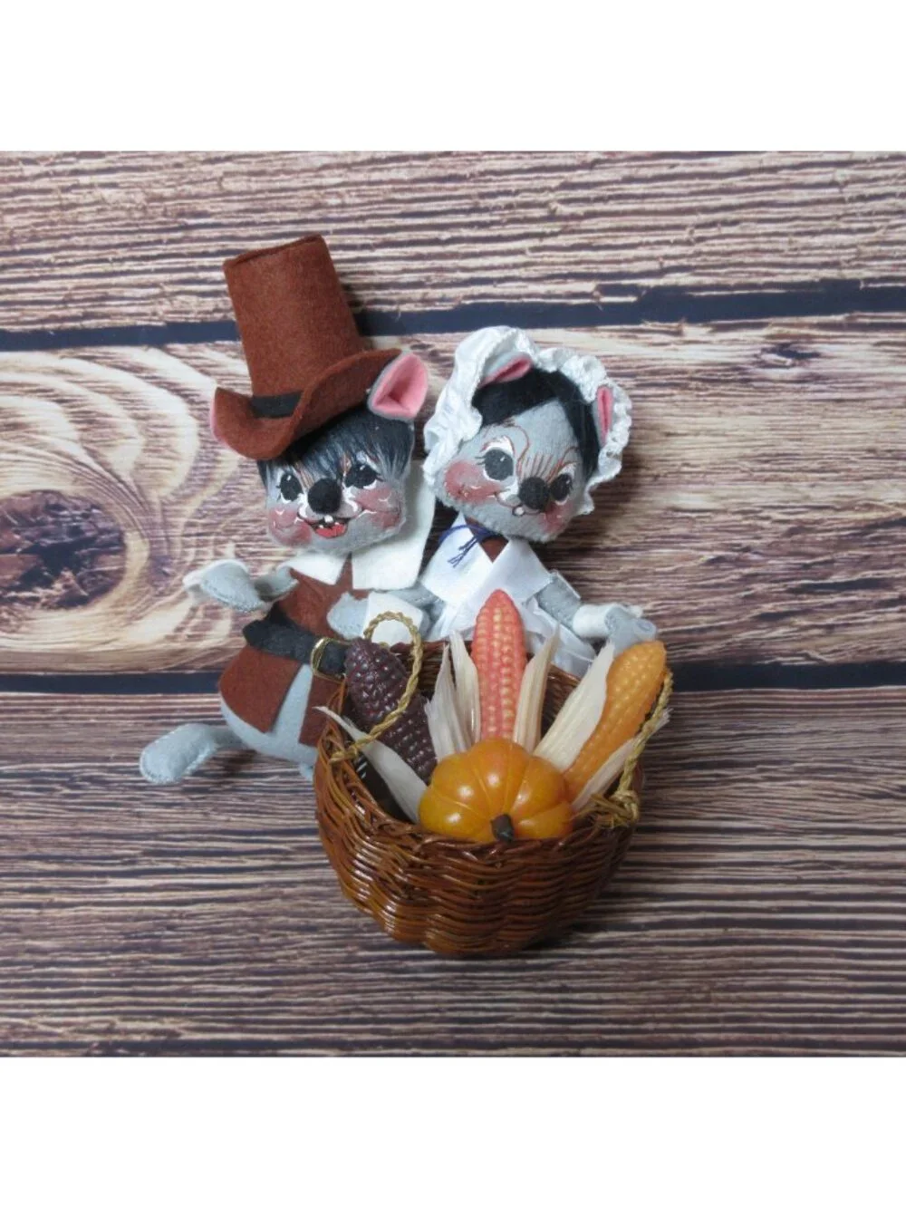 Annalee Pilgrim Mice with Basket #3050 89 - Vintage 1987